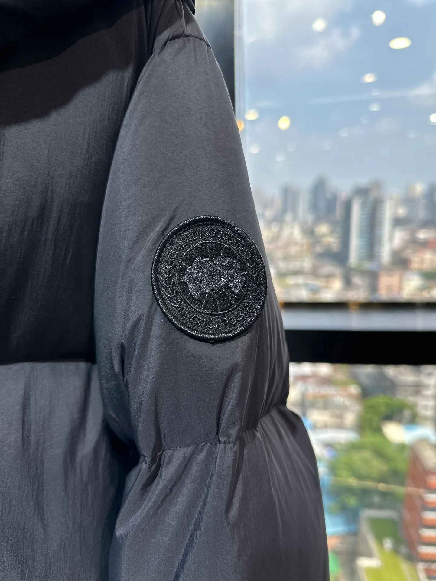 P1100 Top-quality original Canada Goose autumn. It is warm and has no sense of restraint. It is made of national standard 90 white duck down. It is light and elegant, giving you all-round warmth! The appearance of the upper body is more classy and stylish, allowing warmth and grace to go hand in hand. The multiple car lines on the center line are strict and symmetrical, keeping warm and waiting. The logo on the chest embellishes the whole piece! The unique taste goes deep into the bone marrow. It is age-reducing and full of warmth. It has a simple and elegant look and has the same color for men and women. Black Gray Size: XS-S M L